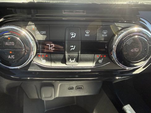 Used 2025 Chevrolet Trax LT w/ LT Convenience Package FWD image 18