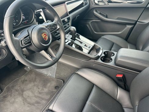 Used 2025 Porsche Macan image 4