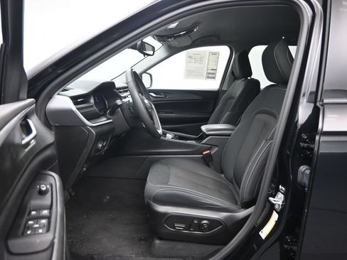 Used 2023 Jeep Grand Cherokee Laredo w/ Luxury Tech Group I AWD/4WD image 22