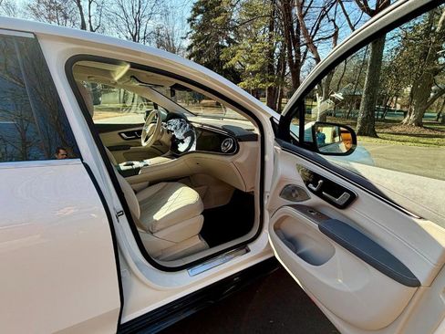 Used 2023 Mercedes-Benz EQS 580 4MATIC SUV w/ Acoustic Comfort Package image 35
