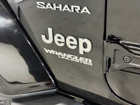 Used 2019 Jeep Wrangler Unlimited Sahara w/ Uconnect 4C Nav & Sound Group AWD/4WD image 32