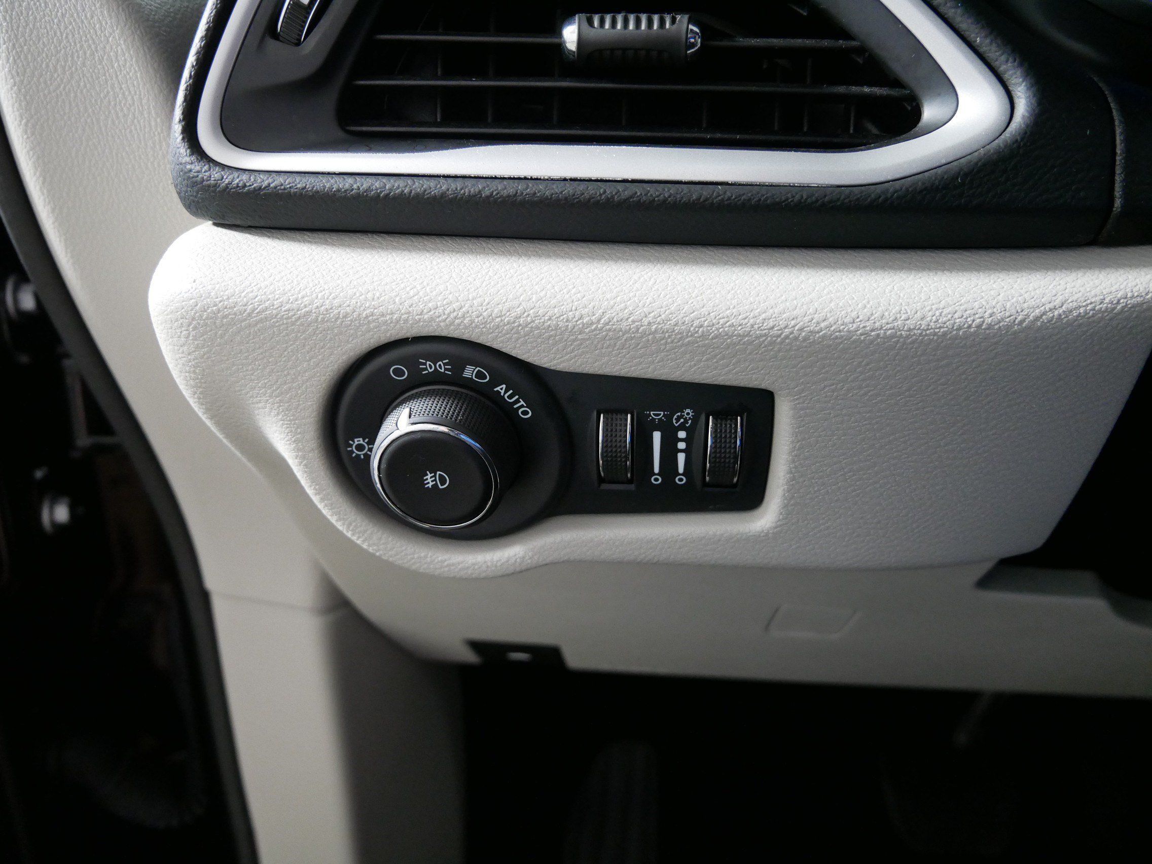Used 2023 Chrysler Pacifica Touring-L FWD image 26