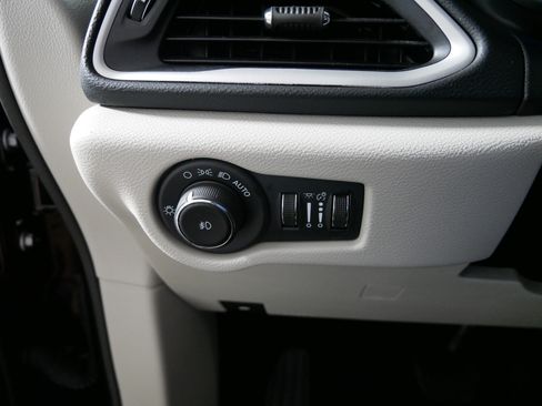 Used 2023 Chrysler Pacifica Touring-L FWD image 26