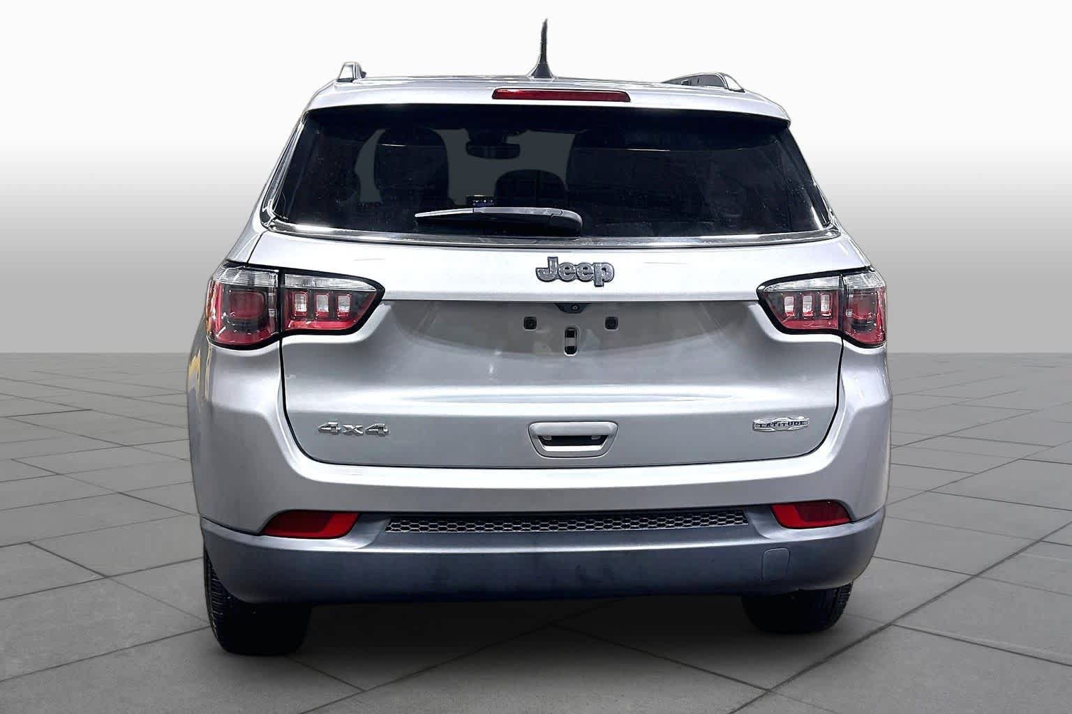 Used 2022 Jeep Compass Latitude w/ Sun and Sound Group AWD/4WD image 9