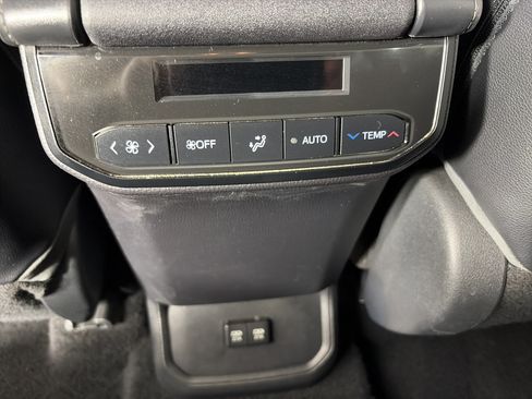 Used 2021 Toyota Highlander XLE AWD/4WD image 19