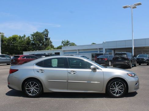 Used 2018 Lexus ES 350 w/ Luxury Package w/Wood Trim FWD image 11