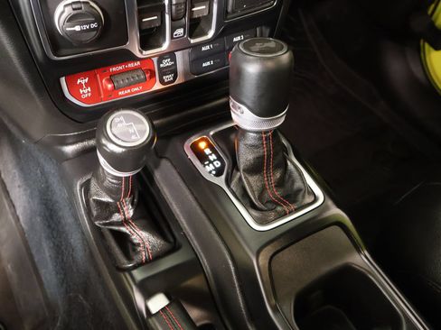Used 2023 Jeep Wrangler Unlimited Rubicon AWD/4WD image 9
