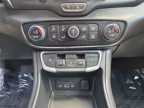 Used 2024 GMC Terrain SLT image 25