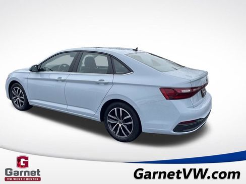 Certified 2025 Volkswagen Jetta SE w/ Sunroof Package image 3