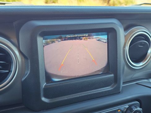 Used 2019 Jeep Wrangler Unlimited Sahara AWD/4WD image 32