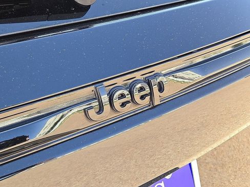 Used 2025 Jeep Grand Cherokee Altitude AWD/4WD image 12
