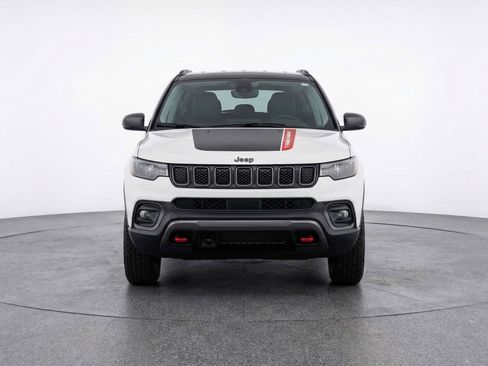 Used 2025 Jeep Compass Trailhawk AWD/4WD image 2