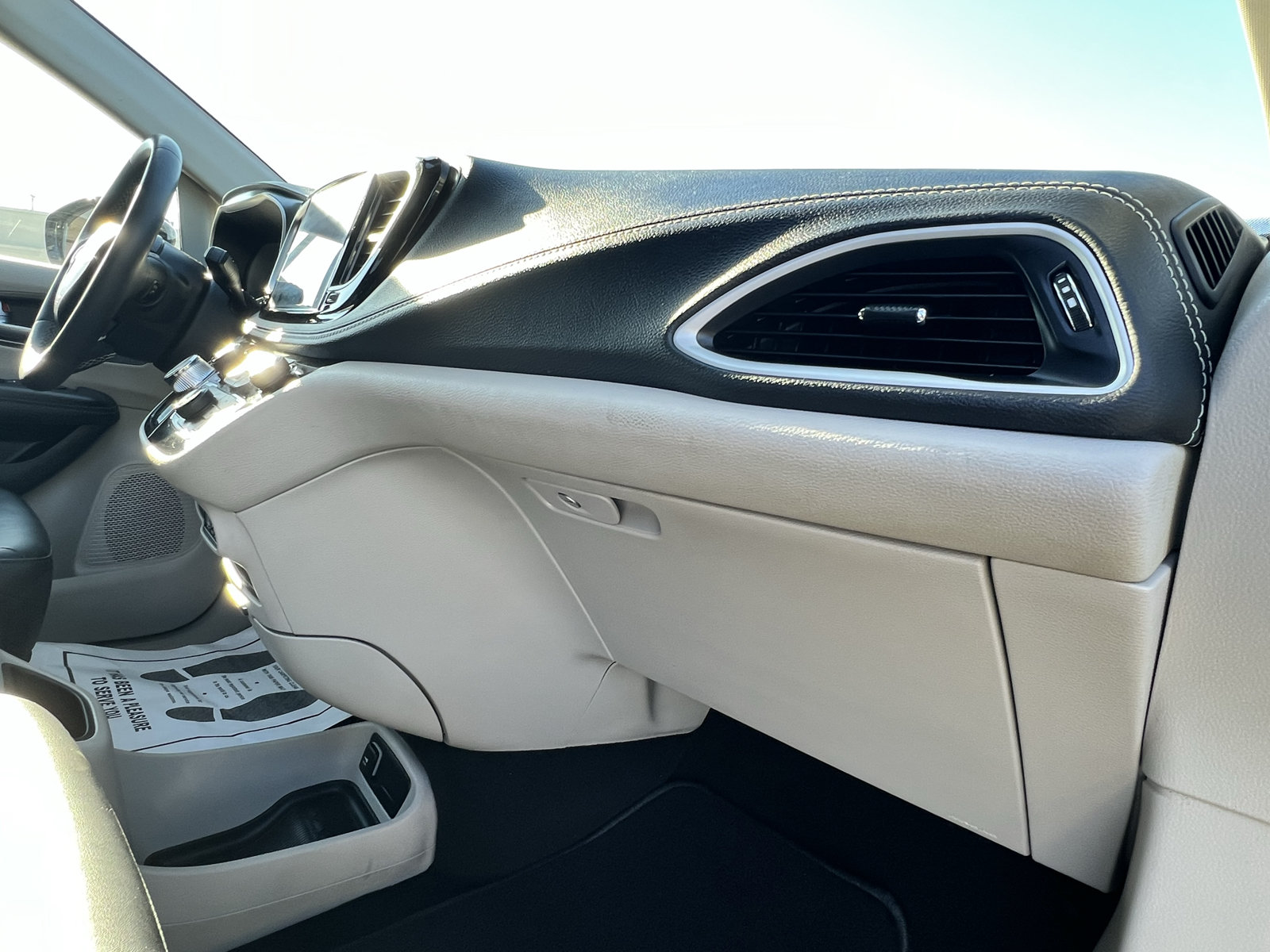 Used 2024 Chrysler Pacifica Limited FWD image 16