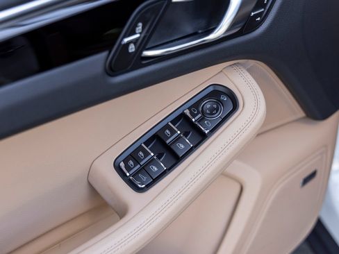 Certified 2026 Porsche Macan AWD/4WD image 26