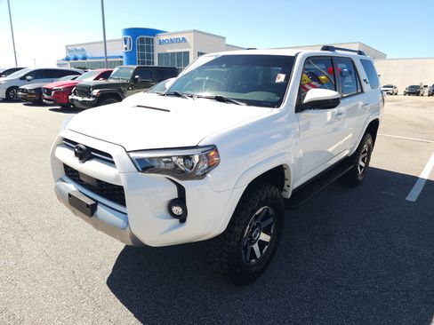Used 2022 Toyota 4Runner TRD Off-Road AWD/4WD image 9
