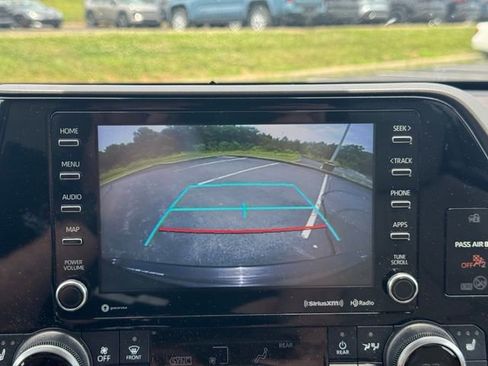 Used 2022 Toyota Highlander XLE AWD/4WD image 25