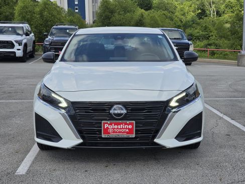 Used 2024 Nissan Altima 2.5 SV FWD image 2
