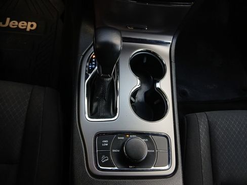 Used 2019 Jeep Grand Cherokee Laredo AWD/4WD image 10