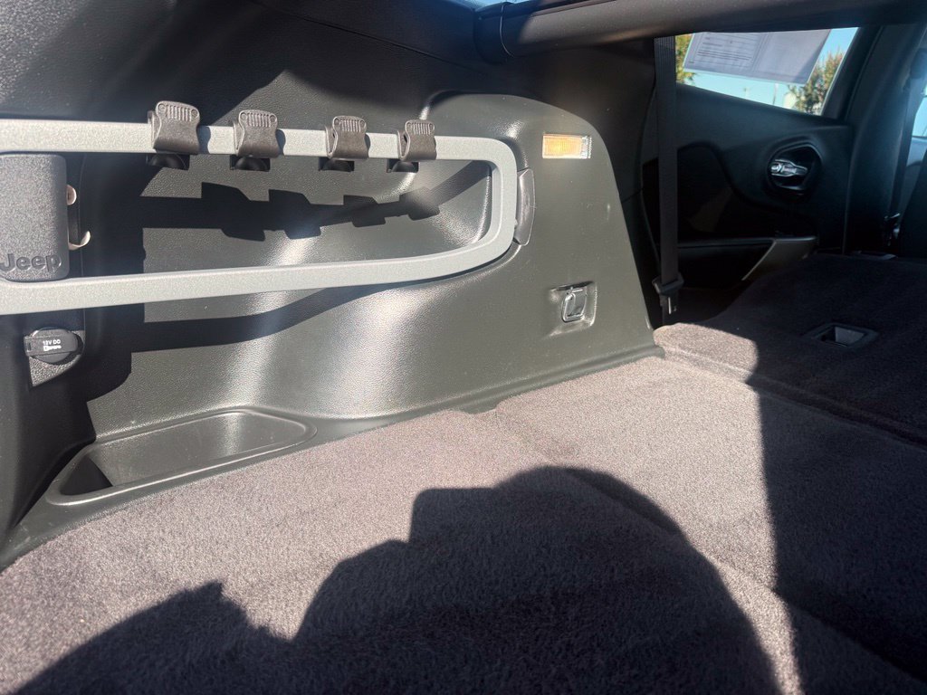 Used 2018 Jeep Cherokee Latitude w/ Safety Group AWD/4WD image 21