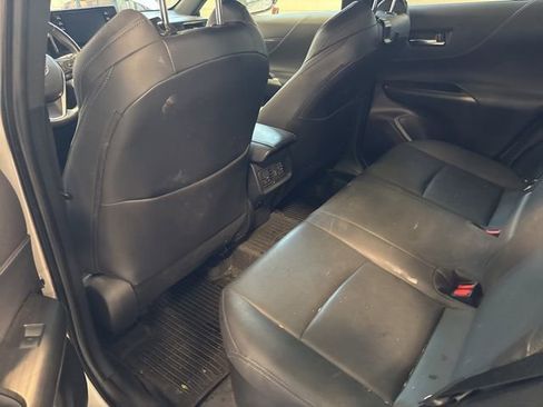Used 2022 Toyota Venza XLE image 6