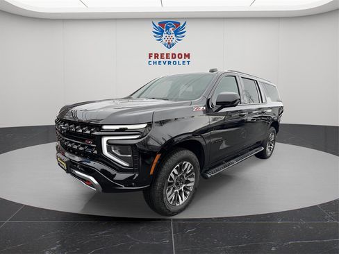 Used 2025 Chevrolet Suburban Z71 image 2