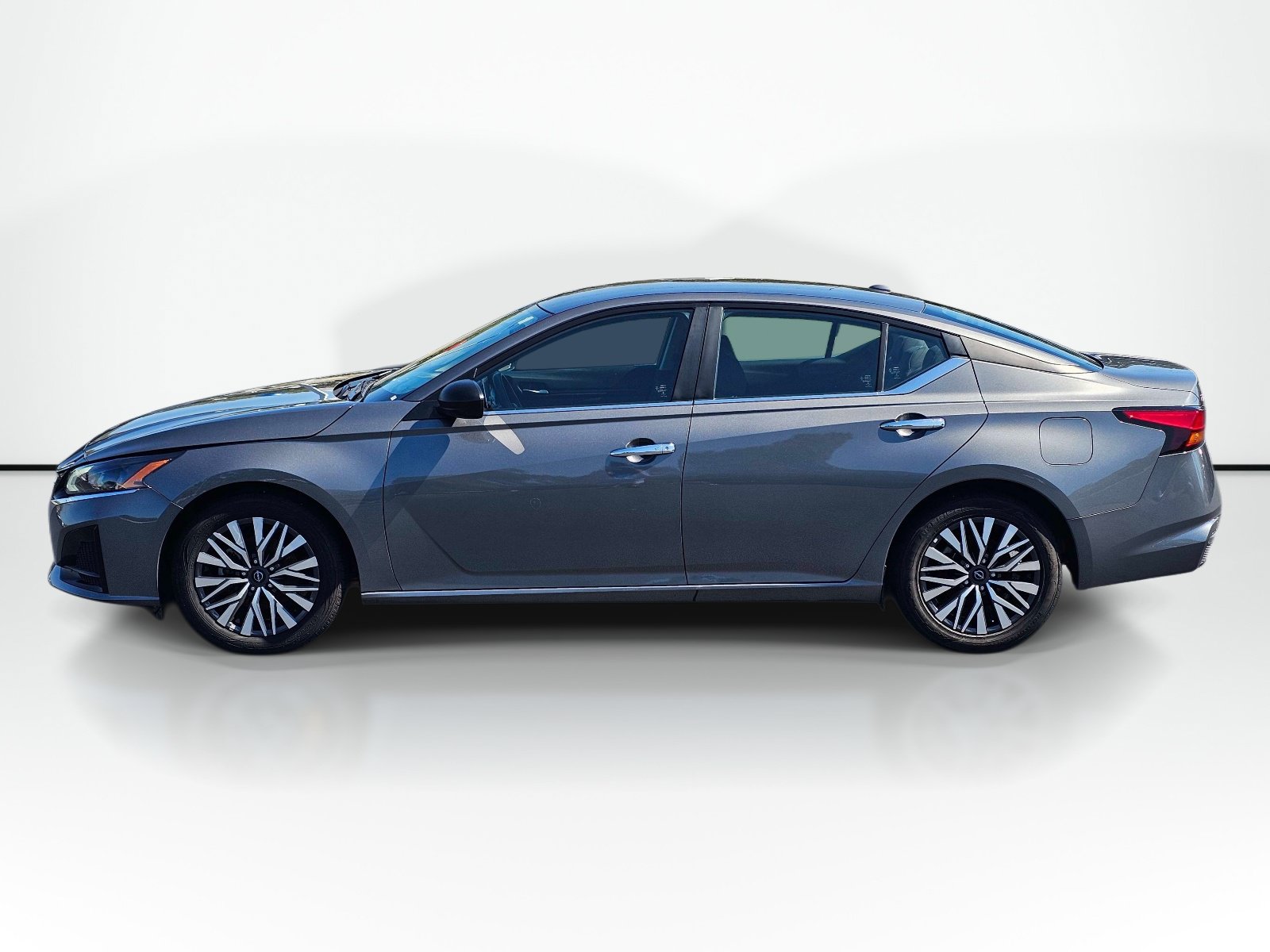 Used 2025 Nissan Altima 2.5 SV FWD image 12