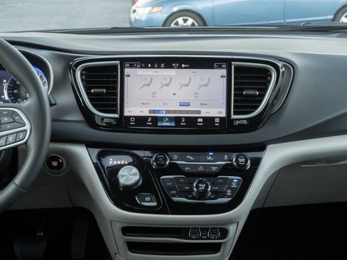 Used 2024 Chrysler Pacifica Touring-L image 30