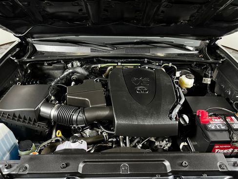 Used 2023 Toyota Tacoma Limited AWD/4WD image 9