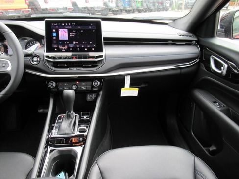 New 2026 Jeep Compass Latitude image 13