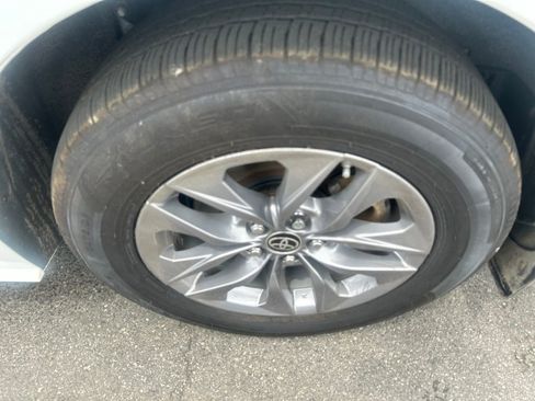 Used 2024 Toyota Sienna LE AWD/4WD image 10