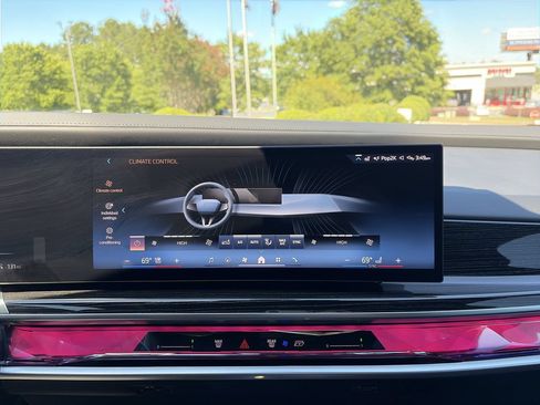 Used 2025 BMW i7 eDrive50 w/ Executive Package RWD image 27