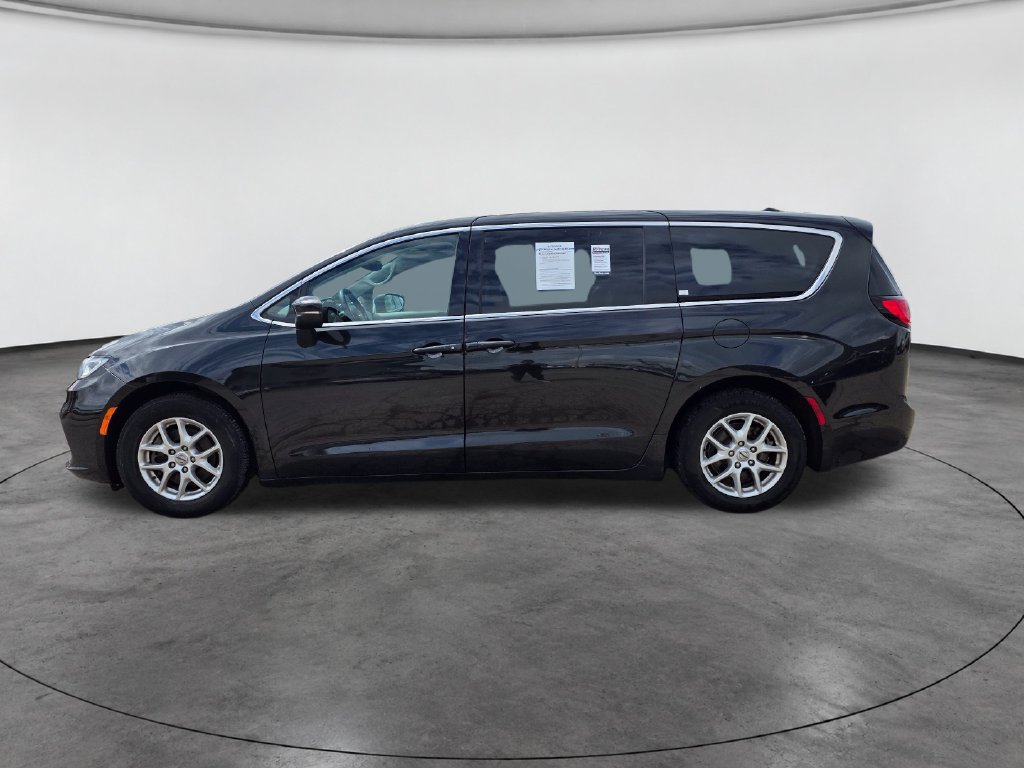 Used 2023 Chrysler Pacifica Touring-L FWD image 5