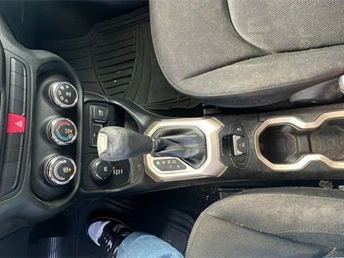 Used 2015 Jeep Renegade Latitude image 19