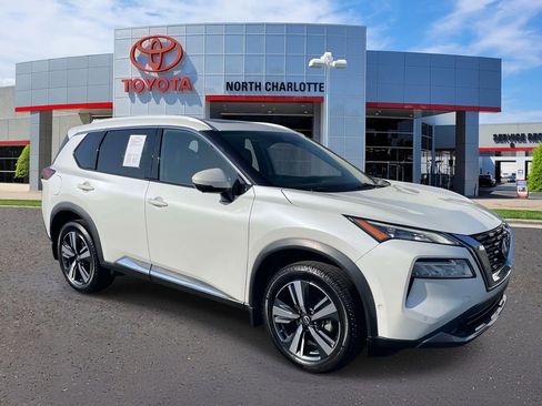 Used 2022 Nissan Rogue SL w/ SL Premium Package image 2