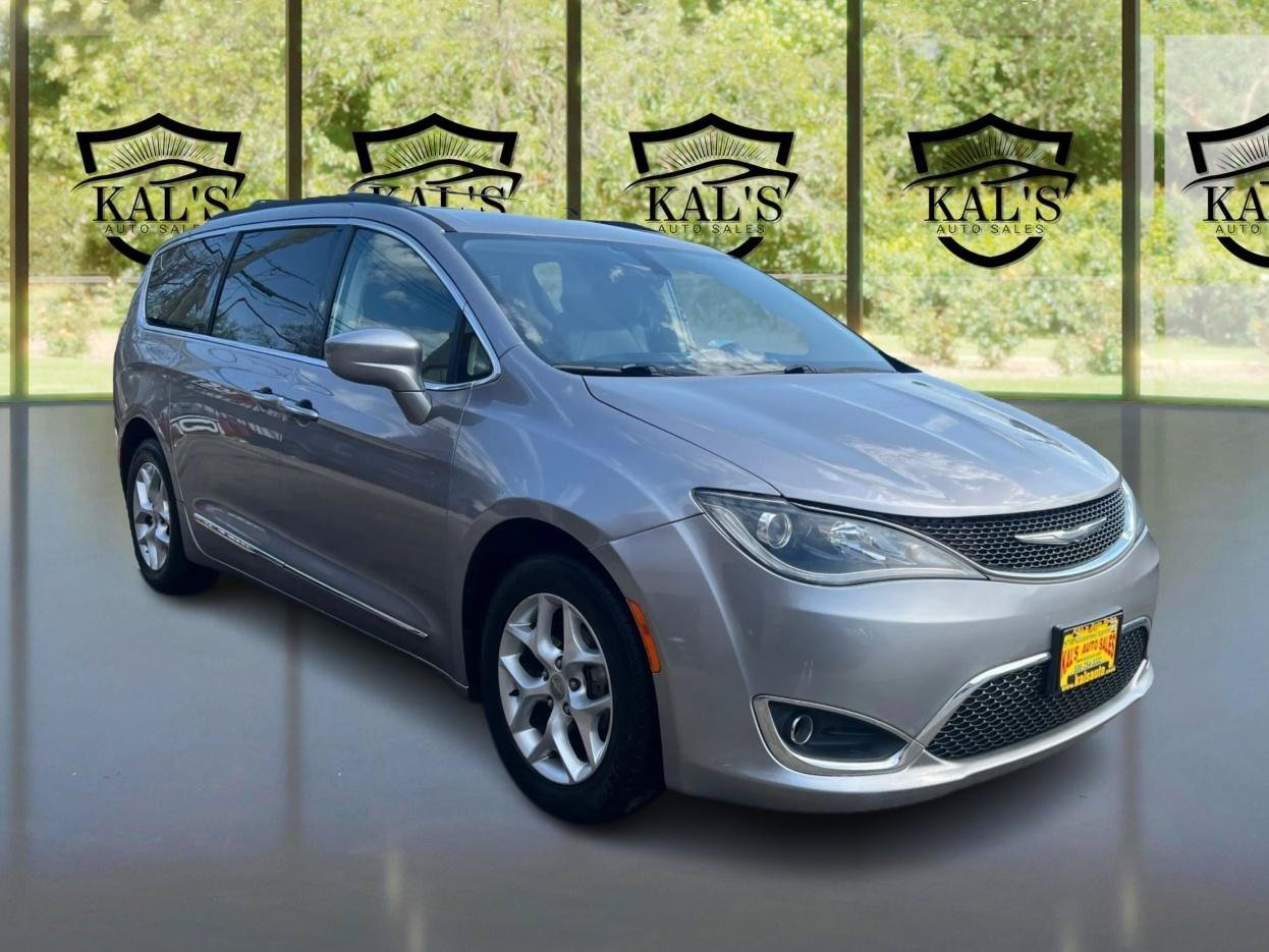 Used 2017 Chrysler Pacifica Touring-L FWD image 3