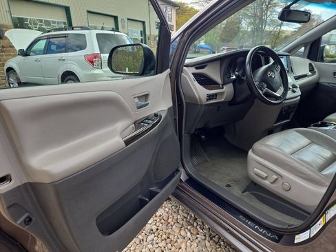 Used 2015 Toyota Sienna XLE Premium image 12