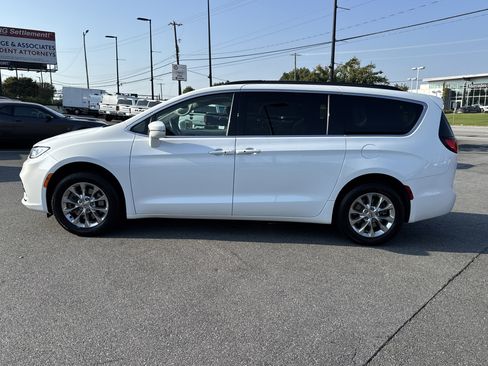 Used 2022 Chrysler Pacifica Touring-L image 4