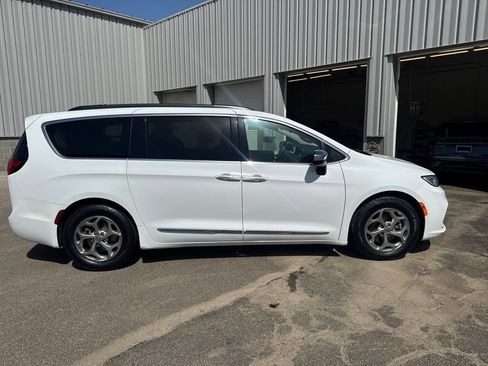 Used 2023 Chrysler Pacifica Limited w/ Uconnect Theater Family Group FWD image 11