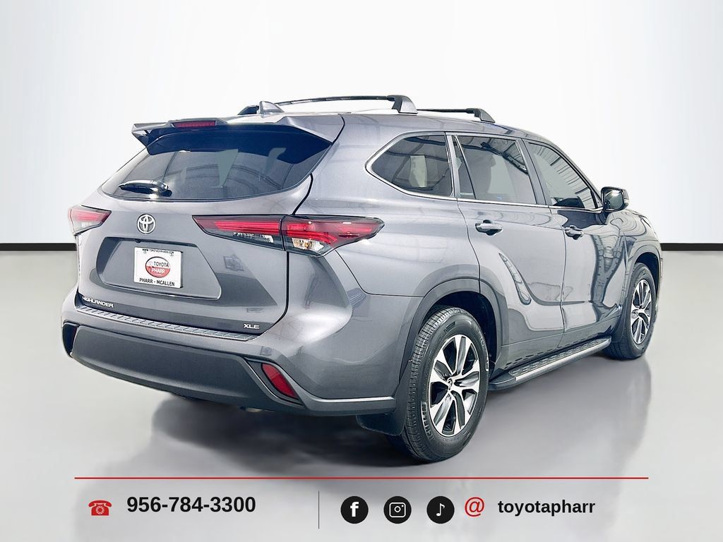 Used 2025 Toyota Highlander XLE FWD image 4