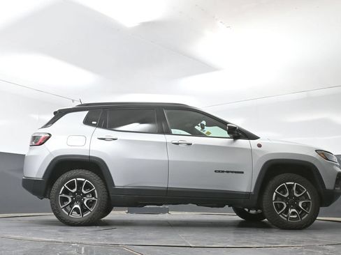 Used 2025 Jeep Compass Trailhawk AWD/4WD image 24