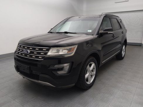 Used 2016 Ford Explorer XLT w/ Equipment Group 202A AWD/4WD image 2