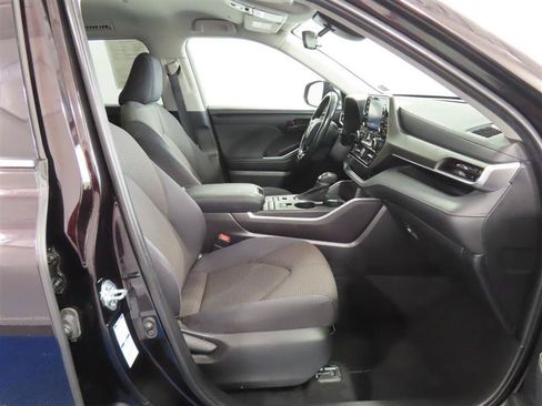 Used 2021 Toyota Highlander LE AWD/4WD image 32