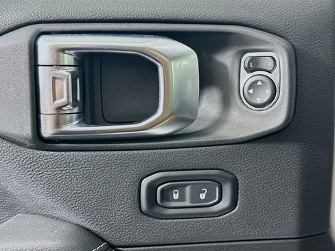 Used 2023 Jeep Wrangler Sahara w/ Cold Weather Group image 15