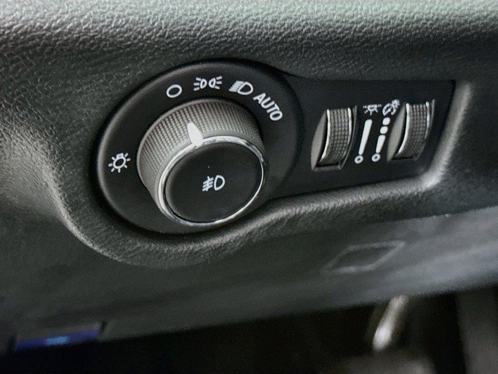 Used 2025 Chrysler Pacifica Select FWD image 18