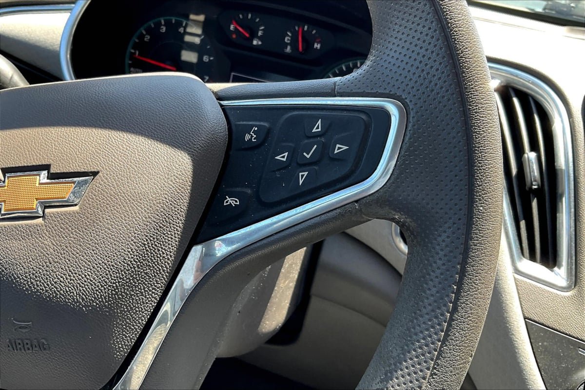 Used 2020 Chevrolet Malibu LT FWD image 19