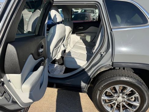 Used 2021 Jeep Cherokee Latitude Lux w/ Comfort/Convenience Group image 9