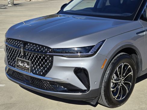 Used 2024 Lincoln Nautilus Premier image 8