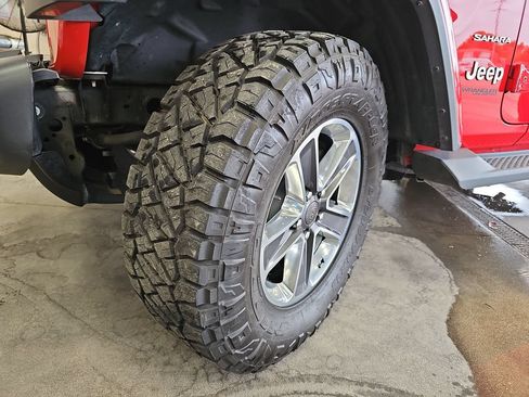 Used 2018 Jeep Wrangler Unlimited Sahara AWD/4WD image 30