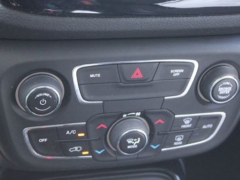 Used 2019 Jeep Compass Latitude FWD image 34