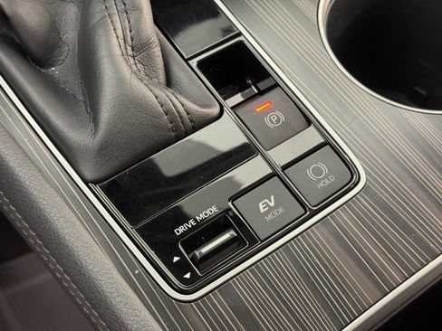 Used 2021 Toyota Sienna Limited image 32